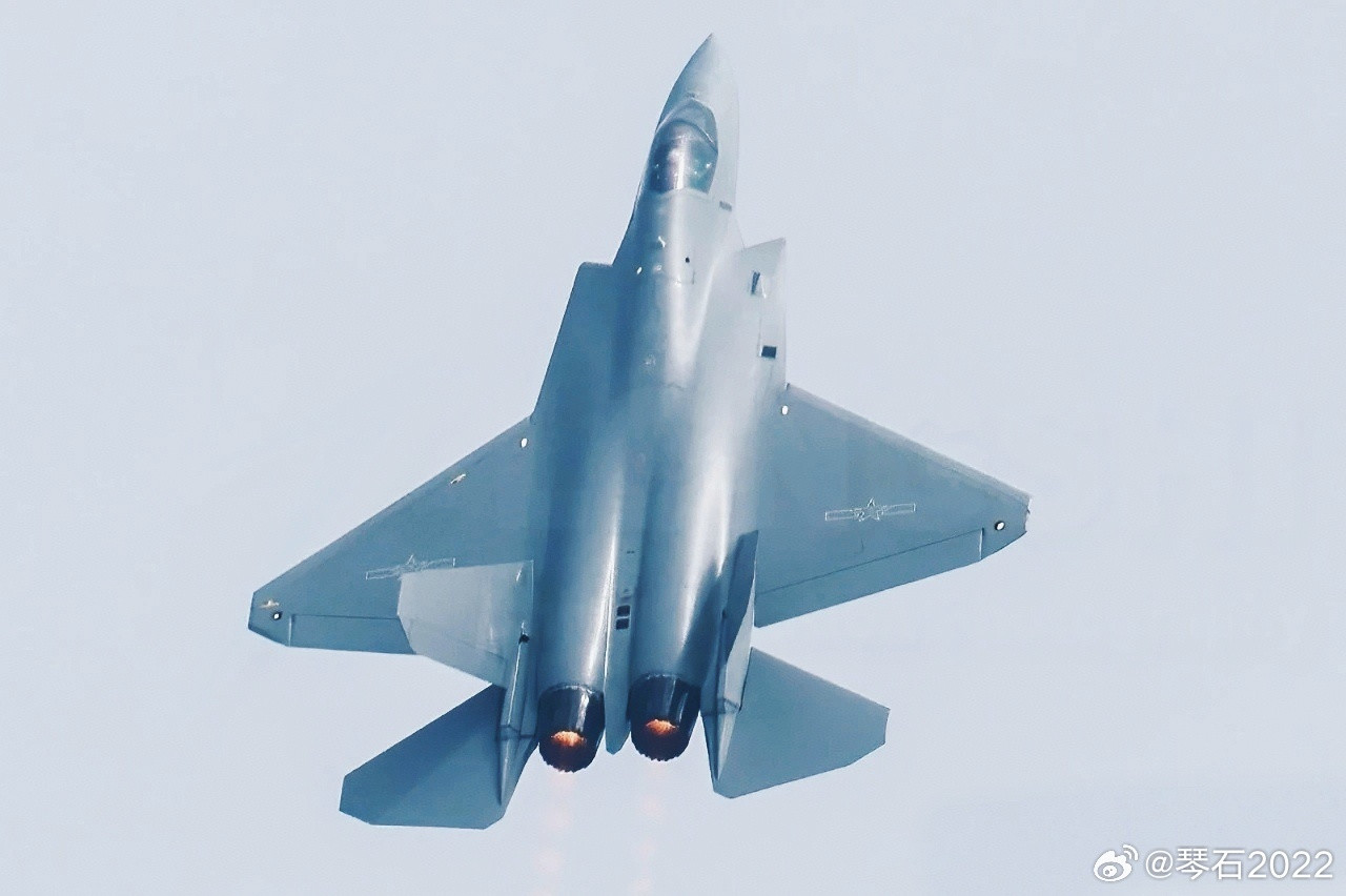 F22终于改进了号称2.0版挂载了全新隐身副油箱与红外传感吊舱。美军称传统副油箱