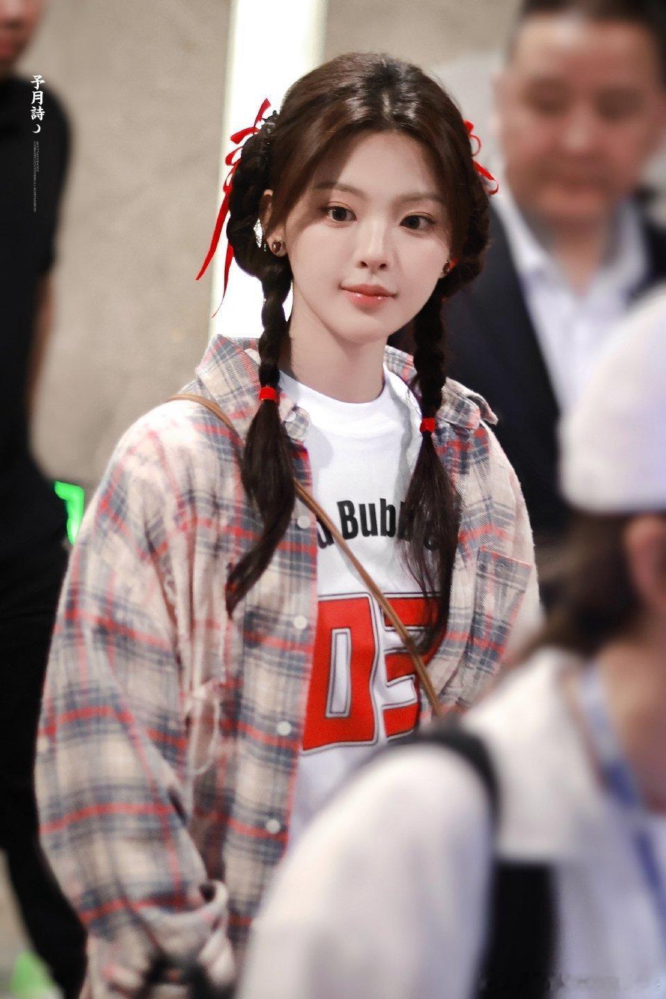 杨超越超越妹妹这波路透也太甜了吧～👀女娥造型元气满满，小表情灵动到