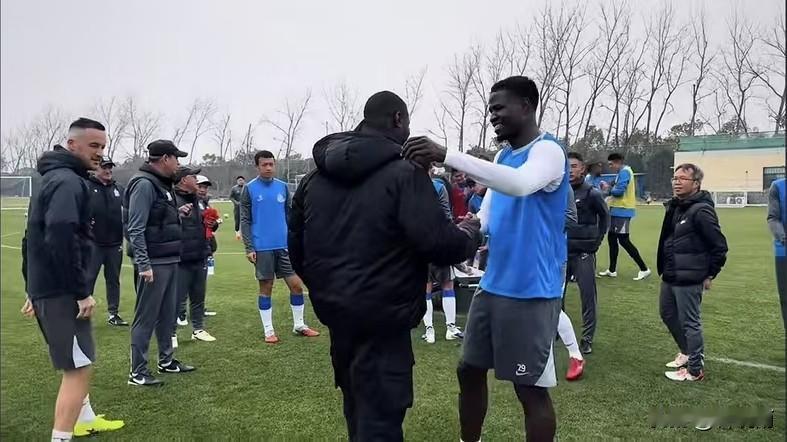 过往几年中超第一兽腰阿马杜与队友做了一个简单的告别仪式，随后他将与重庆铜梁龙队汇