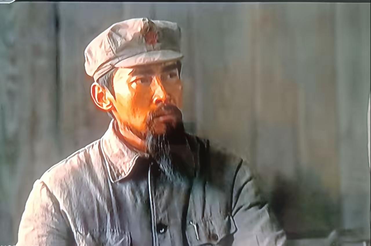 《伟大的长征》第十集，周恩来怒斥李德那场戏，看得人热血沸腾，感慨万千。红军大转