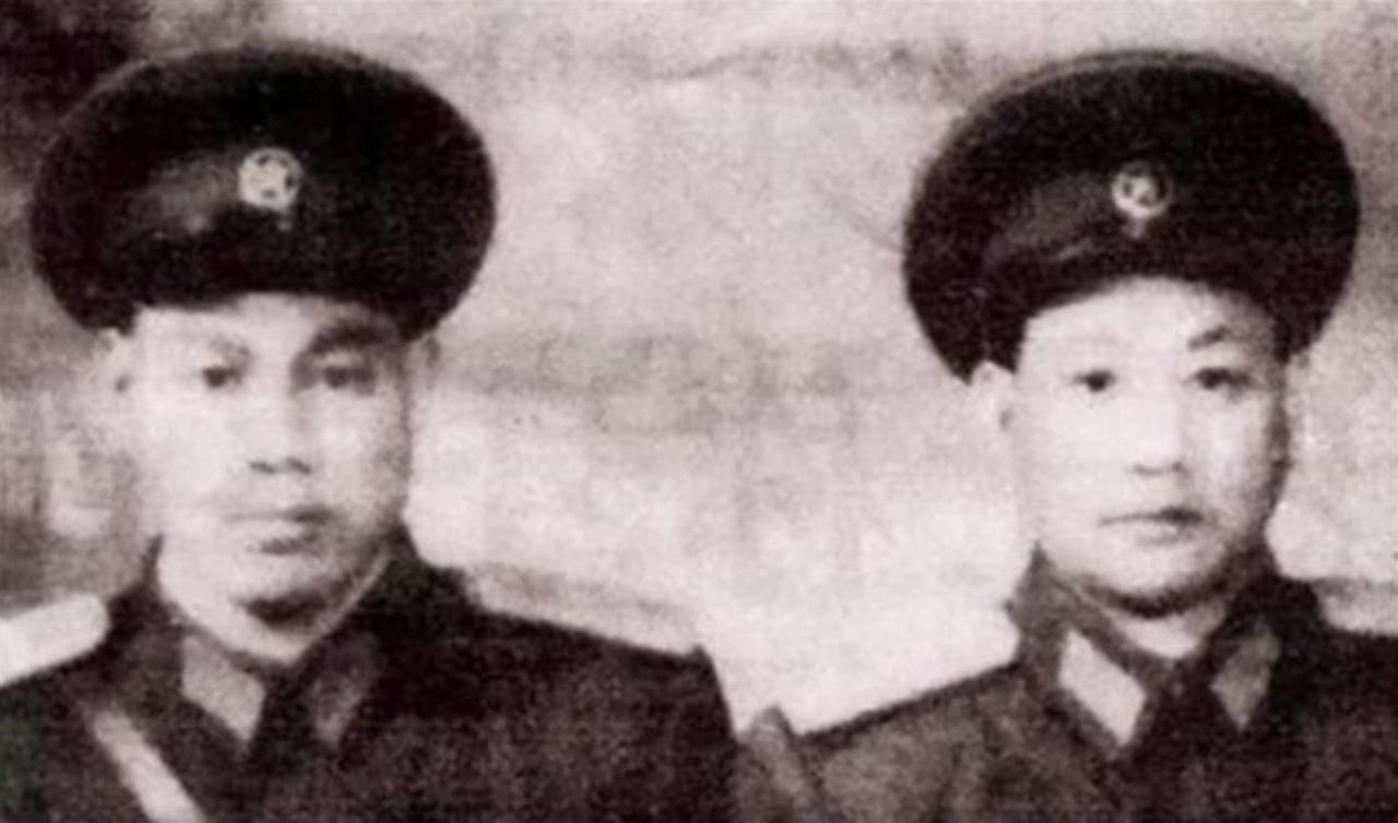 1953年，在一次志愿军庆功会上，第137师518团政委向守义心里高兴，与身旁的