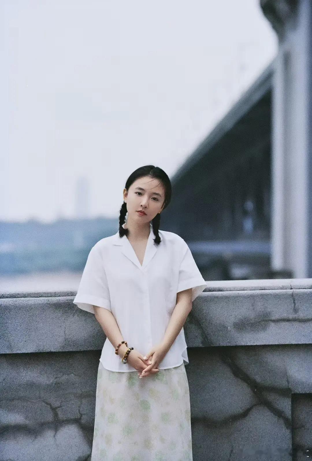 吴倩长江大桥新写真，有种年代感的美，很适合她​​​