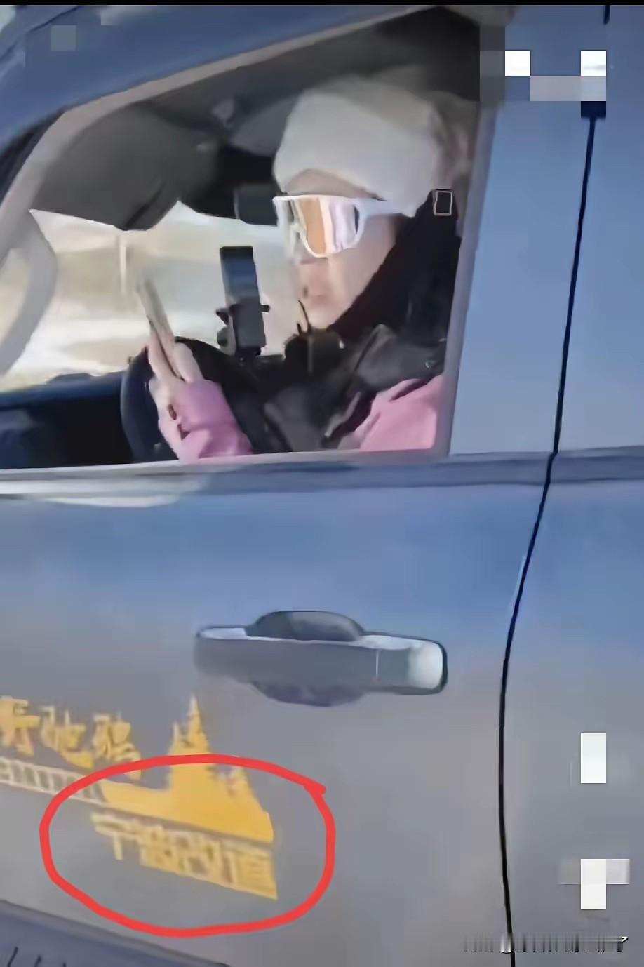 什么素质啊！一个自称是网红的妇女，开着坦克300在内蒙古牧民的草场玩漂移，把牧