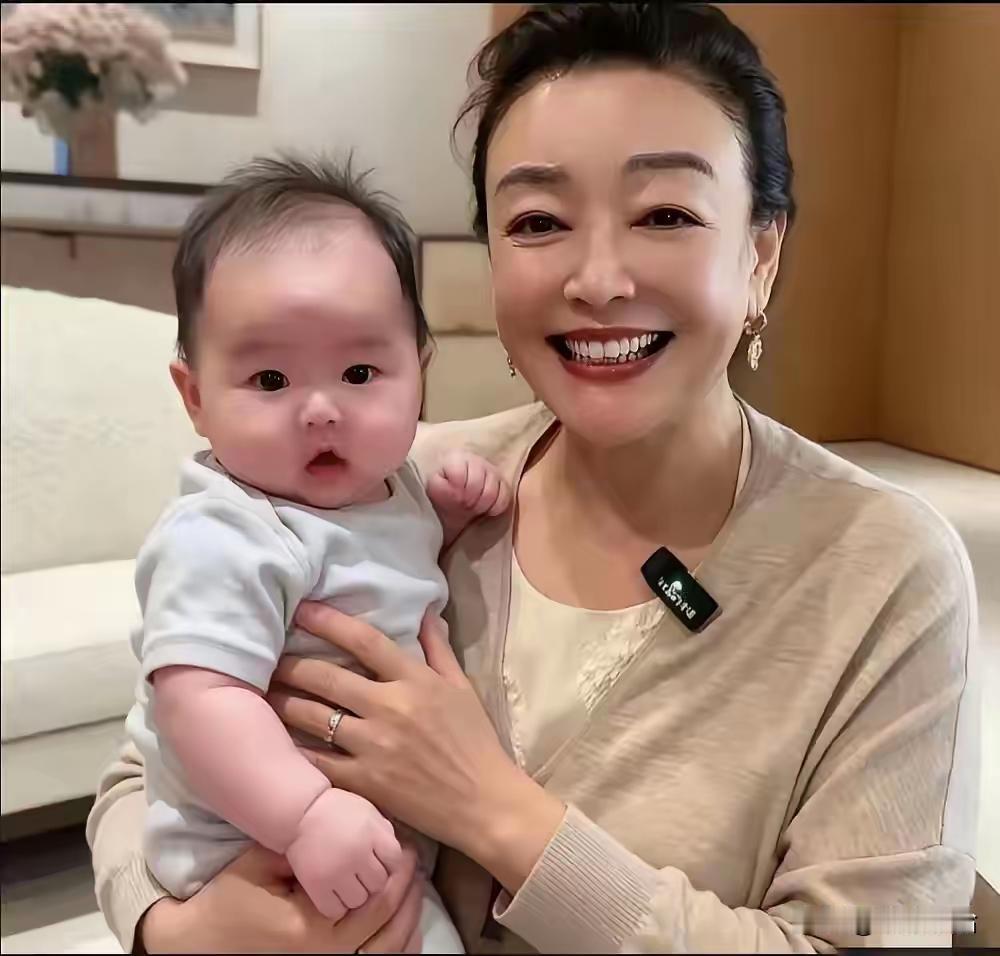 总算遂了一众网友的心意，张兰如愿抱上可爱的小孙孙，满满的隔辈温情瞬间扑面而来。