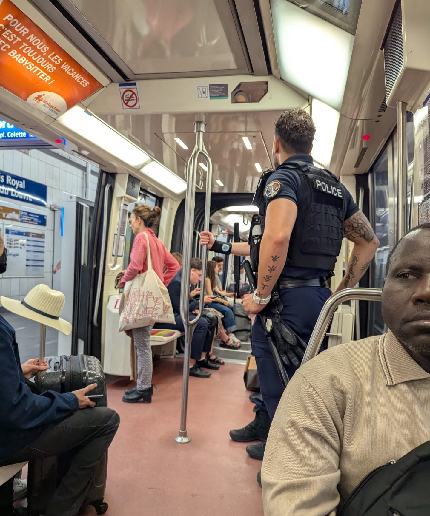 巴黎警察这个文身笑死了纹身师傅也二，顺序应该是水木金火土吧？