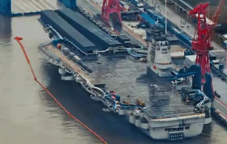 为什么福建舰这么久还不服役？其实说白了，是因为福建舰的技术问题，没办法直接服役。前阵子刷军事板块的评