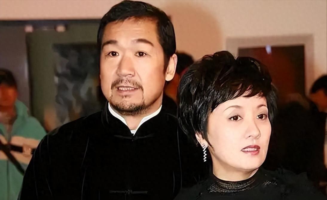 邓婕68岁，徐帆58岁，为婚姻放弃生育，继子叛逆养女像夫，谁更幸福？最近看到邓