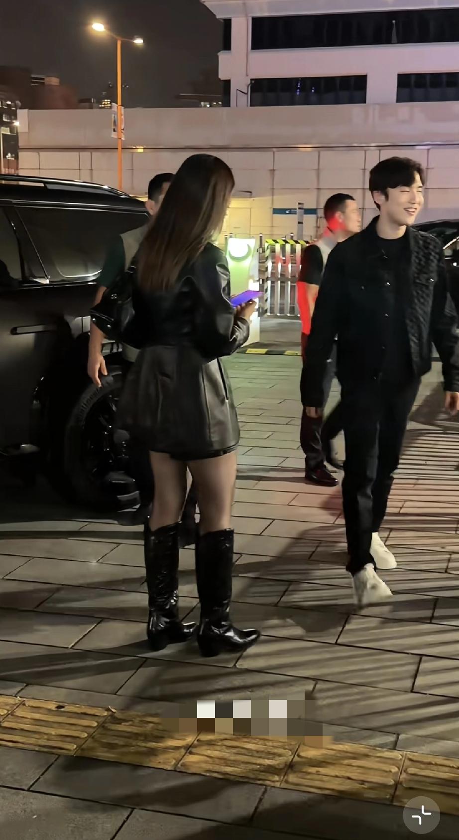 黎明好厉害，启德演唱会邀请到了重量级嘉宾，是玩具大王蔡志明的儿子蔡加赞和妻子汪圆