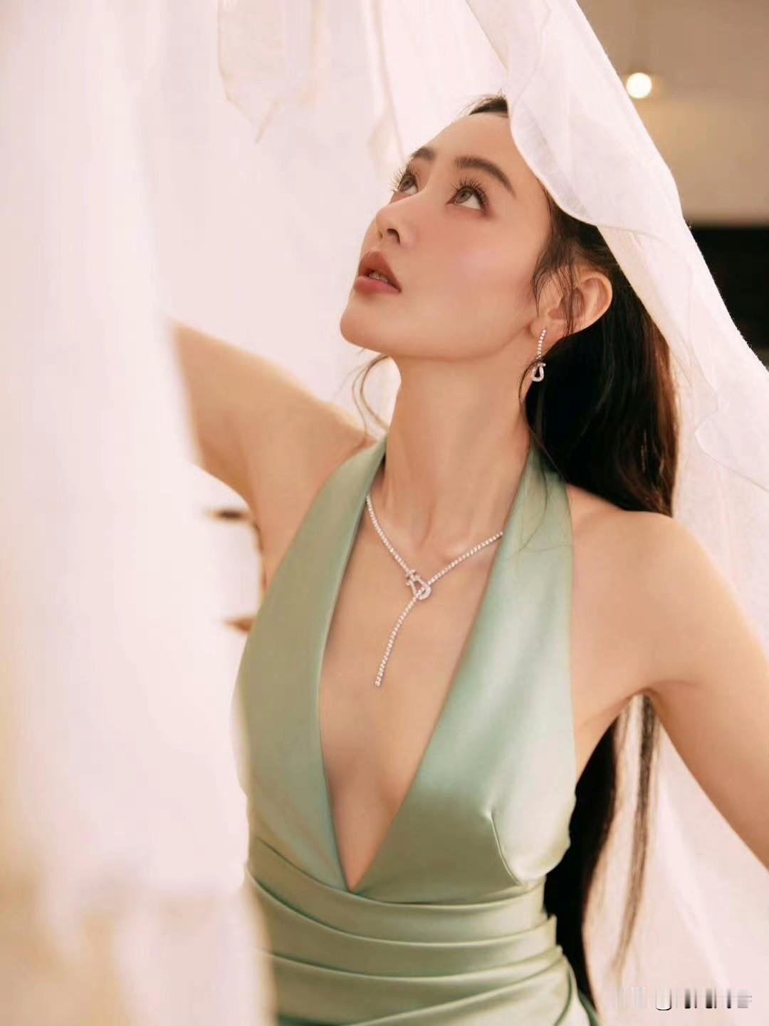 张天爱的礼服颜色清新，造型大胆时尚，和她的绝美颜值完美适配！