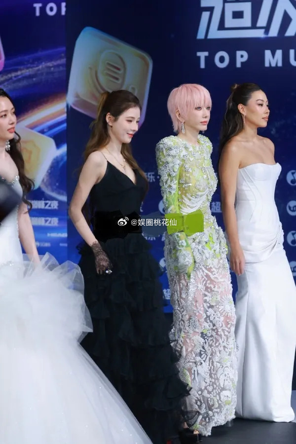 张予曦和郭碧婷一起出席活动，两位站在一起特别的有姐妹范儿，都很美。张予曦穿了一件