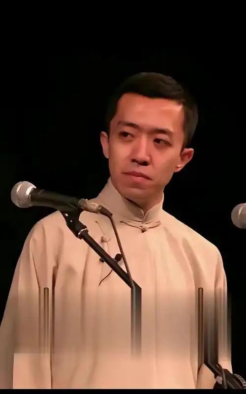 有一次，主持人问李菁：“你离开德云社最直接的原因是什么？”李菁说了两个理