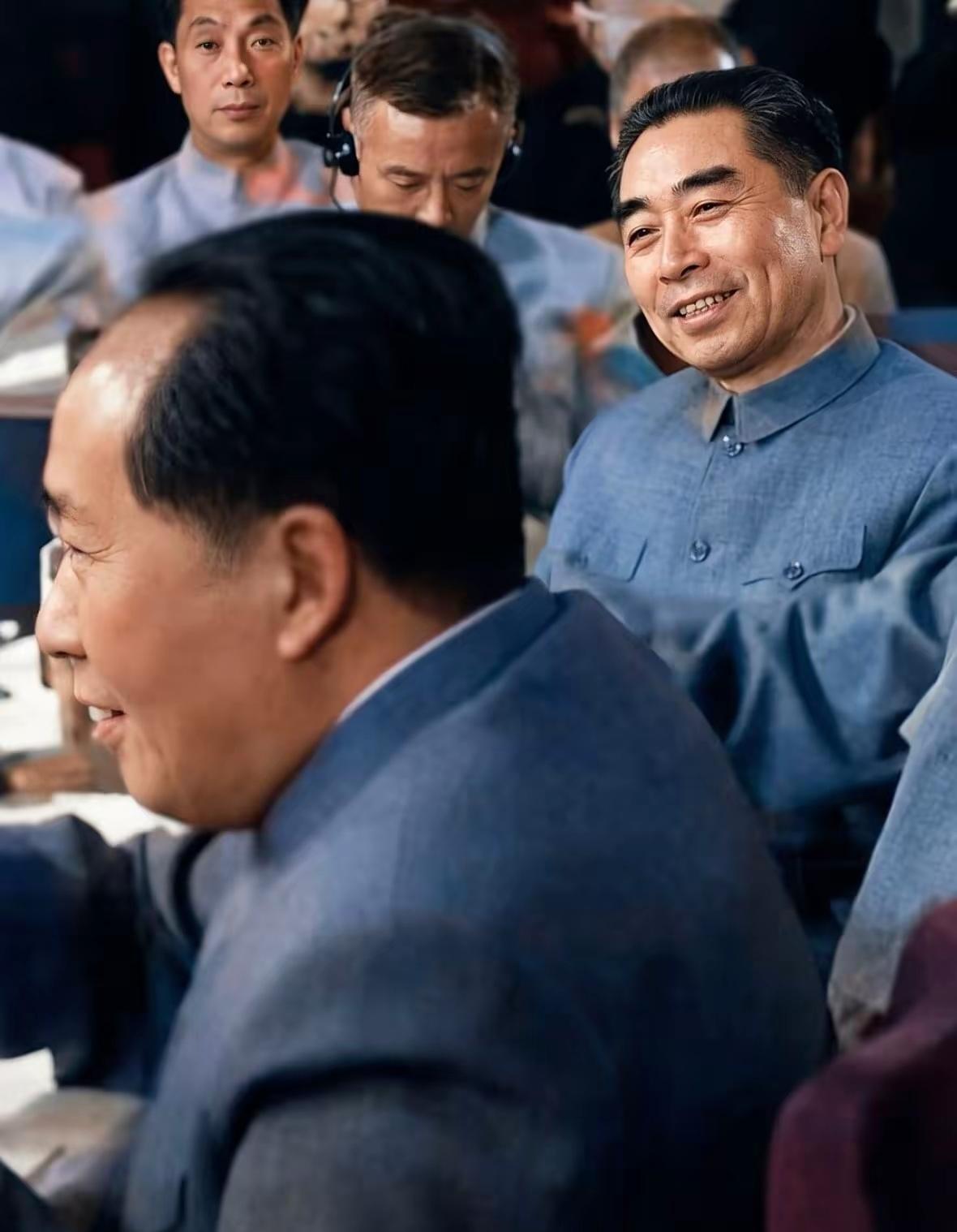 世人总说，周总理看毛主席的眼神里，满是藏不住的崇敬。这份佩服，绝非一日之功。从遵
