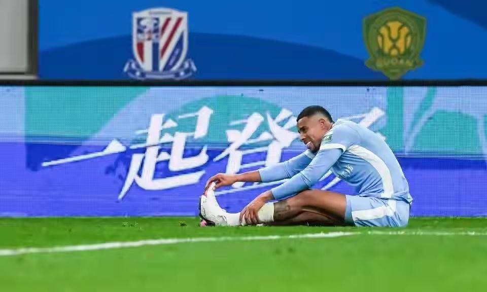 足球报踢爆河南队外援古斯塔沃！大家注意足球报在谈古斯塔沃时的用词。1，本轮比