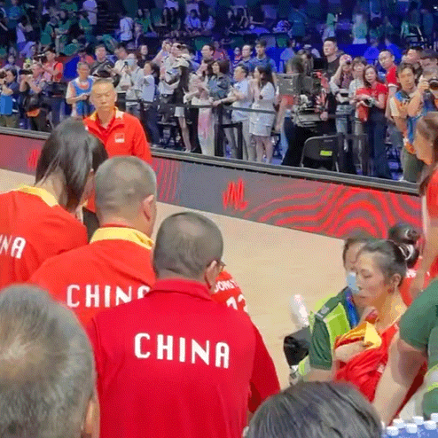吴梦洁这是把单担架坐出了游乐场的感觉啊！教练团队吓出一身冷汗，赵勇脸色都变了[流