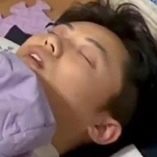 西安一个幼儿园发生的趣事，简直把人暖化了。陈老师因为中午忙事儿没睡好，午休时怕闹