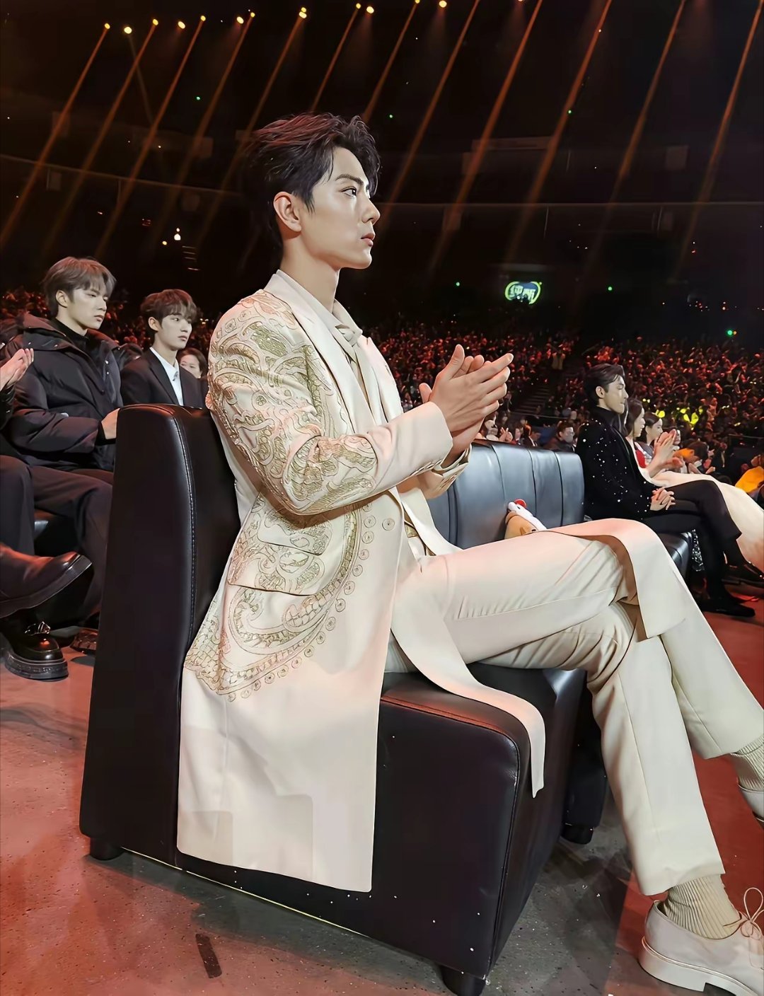 以肖战现在的咖位，还用穿一双不合脚的鞋？