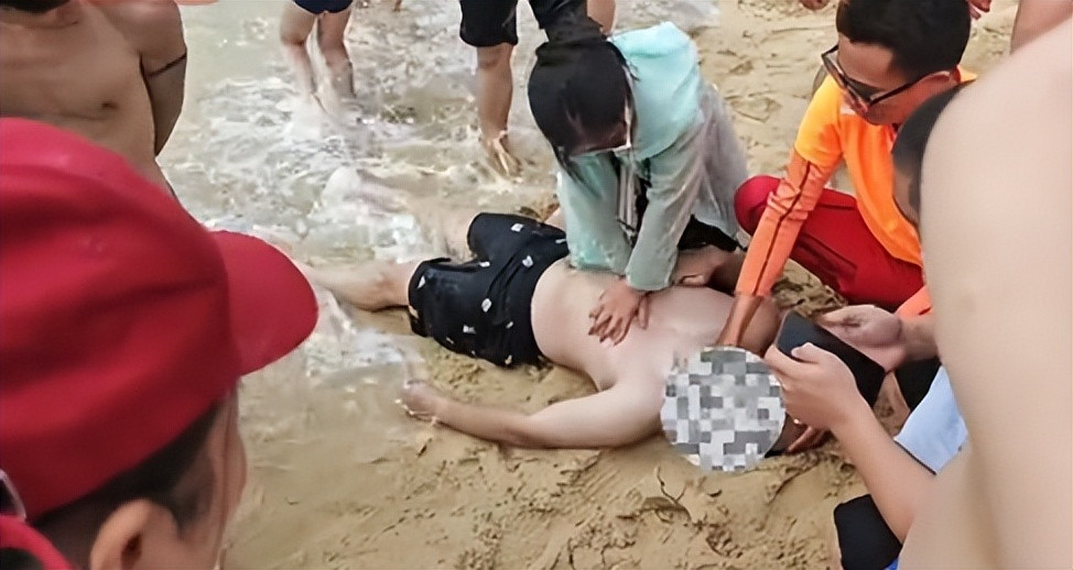 “看哭了！”深圳，男子海边溺水，呼吸心跳全无！不料，江西女游客的一个动作让众人瞬