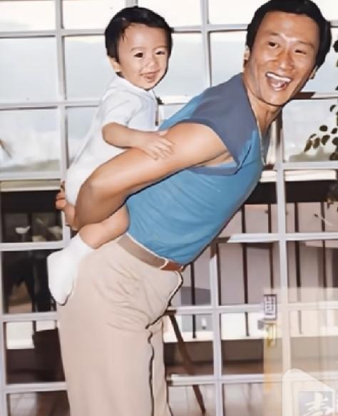 谢贤谈起和儿子谢霆锋，满是认可和心疼。谢霆锋对父亲很好，谢贤都想不到儿子对自己
