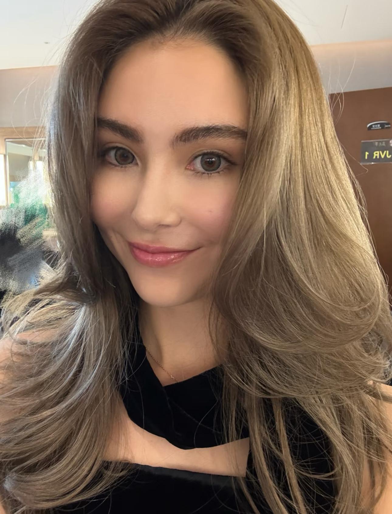 昆凌带爷爷和婆婆来听老公演唱会~