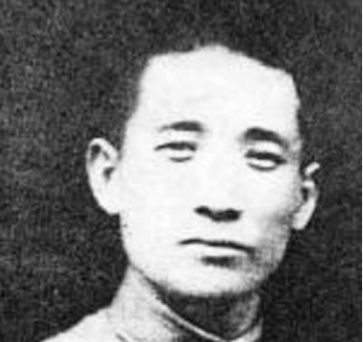 1949年初，蒋介石拒绝和谈，一边叫嚣着要“划江而治”，一边带着儿子蒋经国灰溜溜