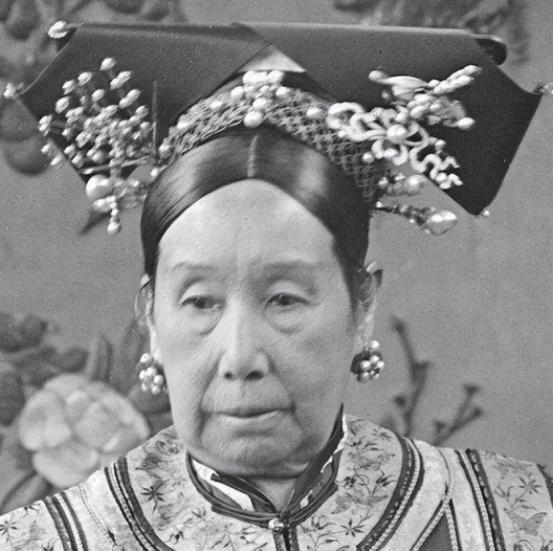 慈禧掌权48年，手无一兵一卒，却让满朝文武不敢动弹，靠的就是两张牌：一张是永远长