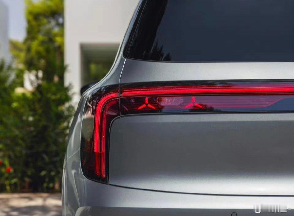 新一代奔驰GLB发布，和现款一样有5座和7座两种布局可选，首发两款纯电版本GLB