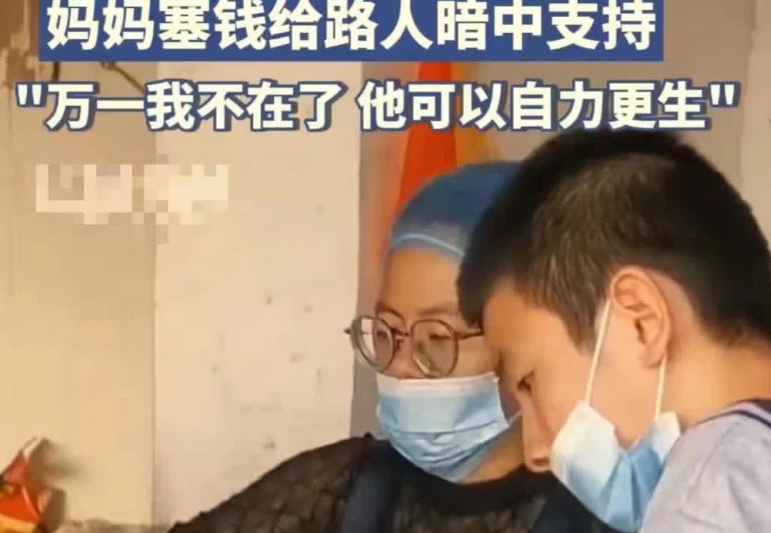浙江杭州，一妈妈逼17岁儿子摆摊卖爆米花。没人买时，妈妈花钱求路人照顾生意。不久