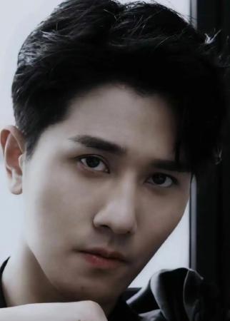 男明星也不容易，拍亲密戏时，一不小心可能就会有生理反应……据说彭冠英和刘亦菲拍
