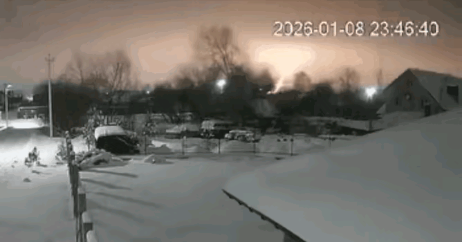 如果只发这个动图，所有人都认为那是闪电，但这是“榛树”导弹。太恐怖了，这还怎