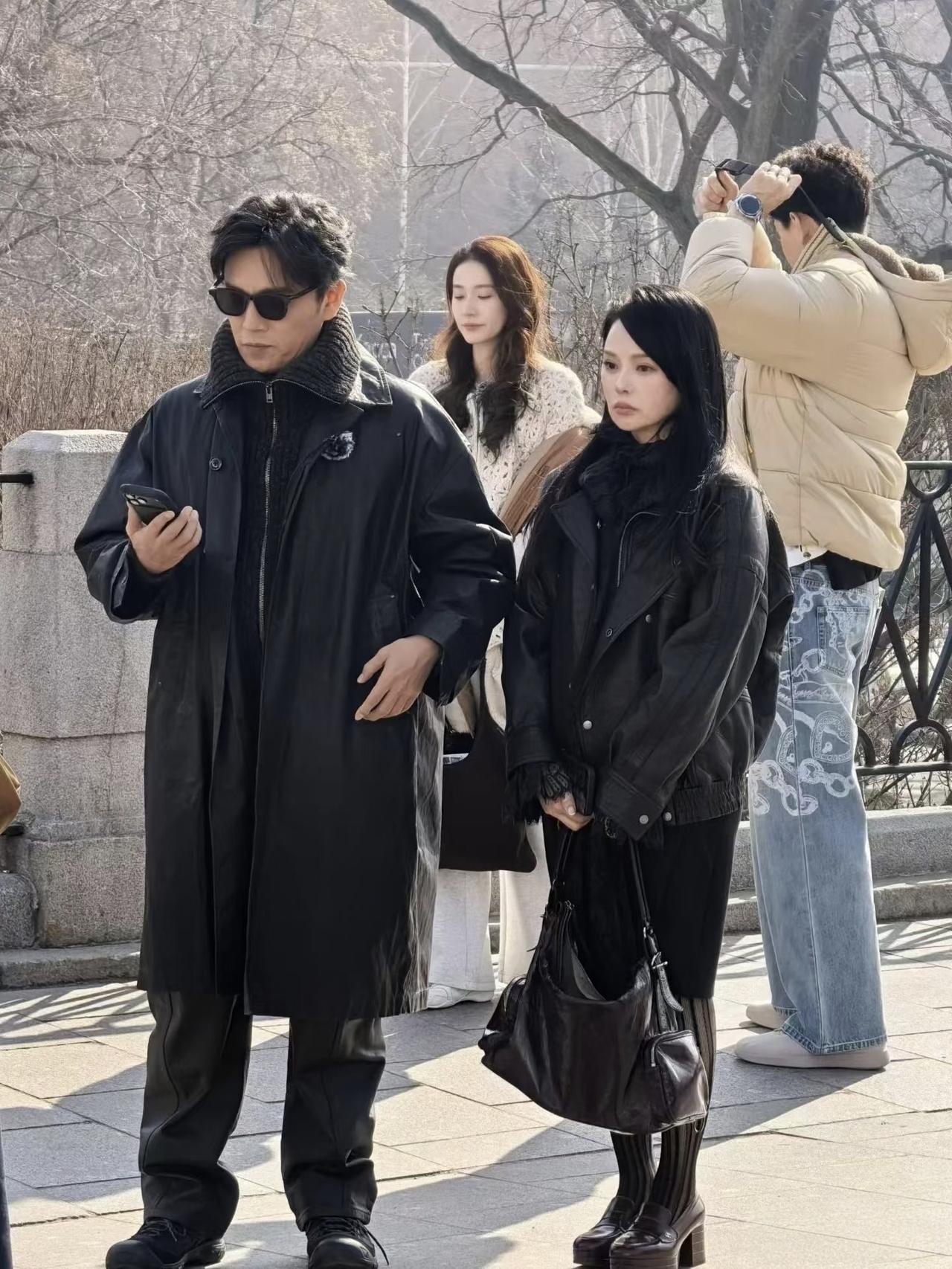 58岁伊能静和老公秦昊现身莫斯科参观克里姆林宫，她的打扮好贵气，穿着皮衣外套和条