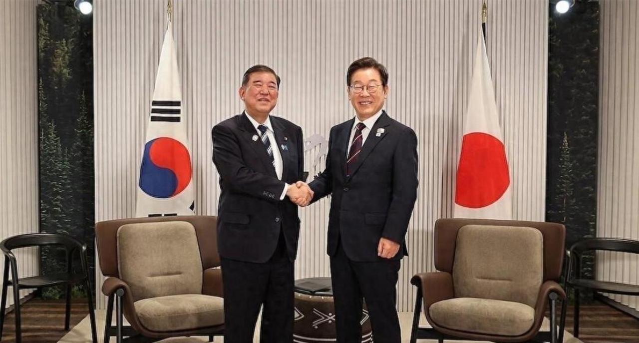 首访日本李在明肠子都悔青了老美打脸，中国瞪眼！李在明现在才明白，当上总统后