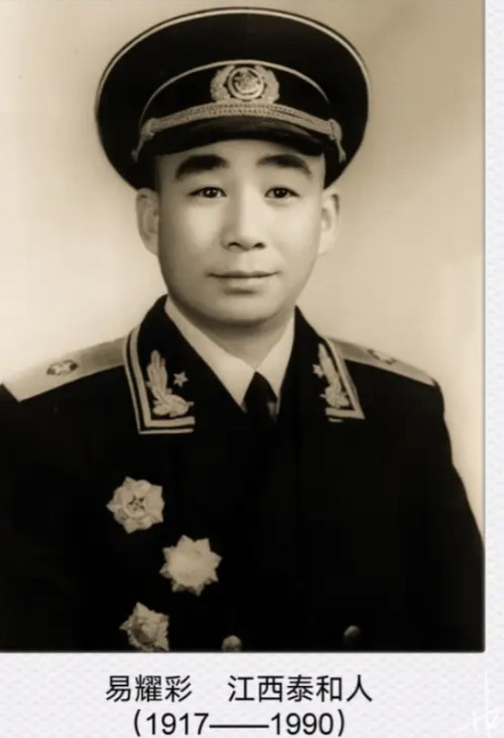 1957年，江西泰和，开国少将易耀彩回乡扫墓，意外看到老宅门前有人劈柴、院中干净