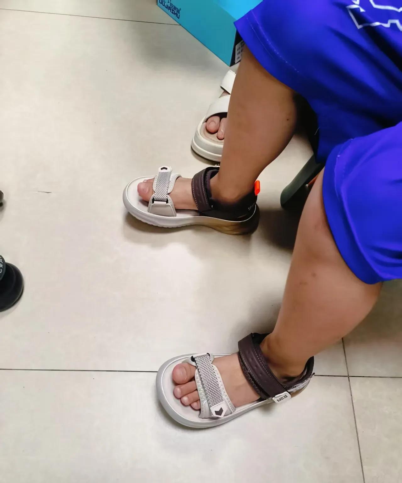 孩子的鞋坏了，幼儿园的小朋友老是笑他，我就让老公给孩子买双新鞋，但他都不舍得给孩