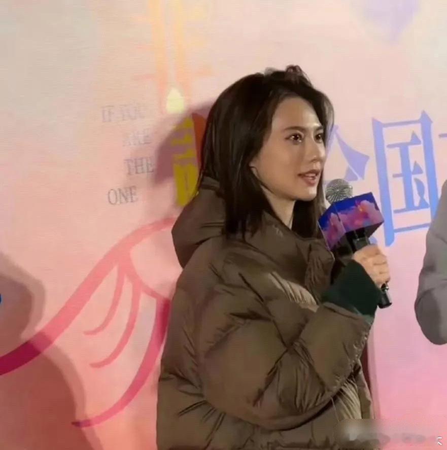 终于看到一个正常点的女星走红毯了别说，好看，还抗冻。漂亮