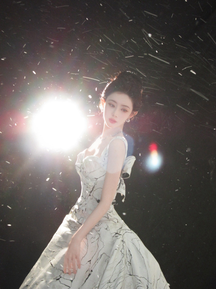 孟子义演绎冰雪女王与神秘女郎，双面气质切换自如，彰显出独特的吸引力。孟子义冰雪女