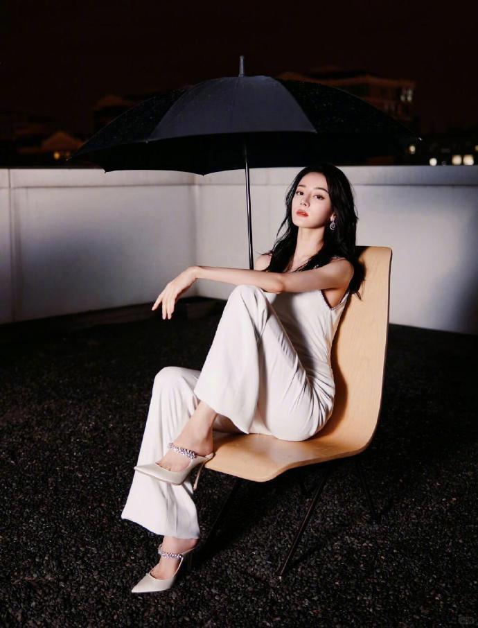 迪丽热巴完美的不似“凡人”！黄金腰臀比太撩人了