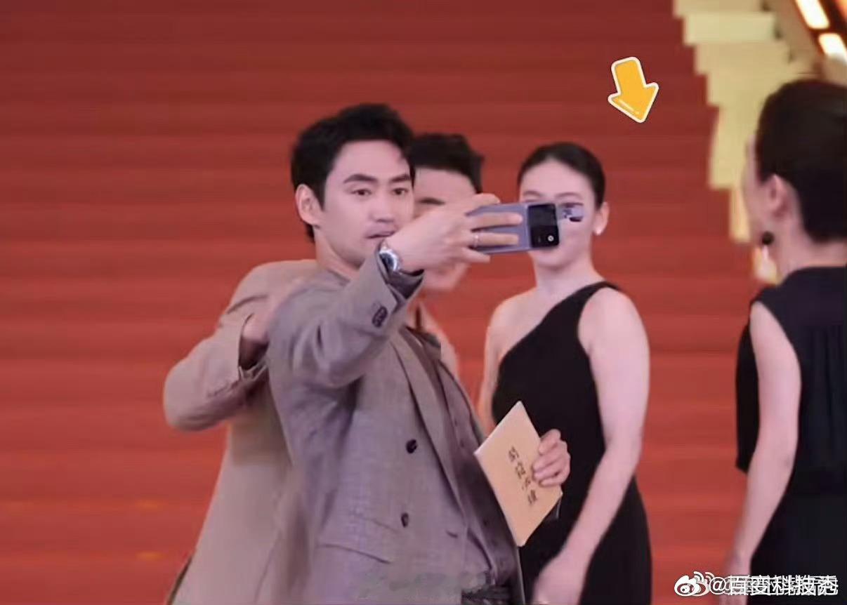 明星走红毯也喜欢看热闹才发现原来袁弘掏出来的竟然是还没发布的荣耀萝卜手机，看来这