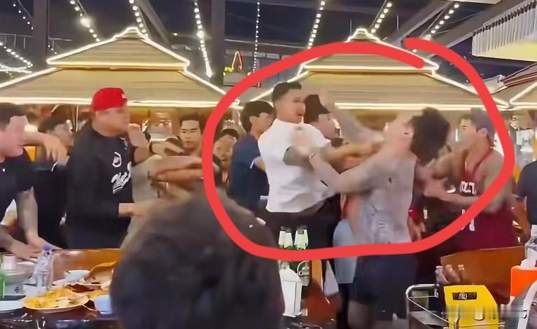 又偷‼️韩国人冒充中国人在泰国打架？这波操作太魔幻！热门最近，泰国芭堤雅一家
