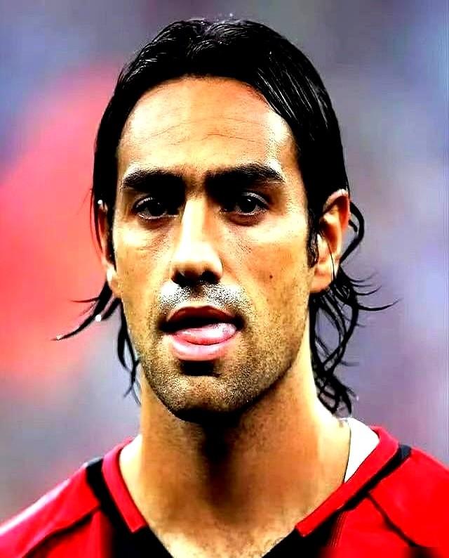 真有人把内斯塔封神，吹成AC米兰队史第二中卫？我好奇去查了数据，想看看“优雅