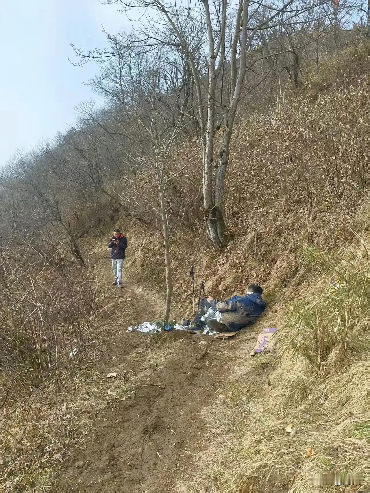 周末男子徒步挑战赵公山，结果摔下山坡严重骨折，花4000多元请人抬下山！事发20