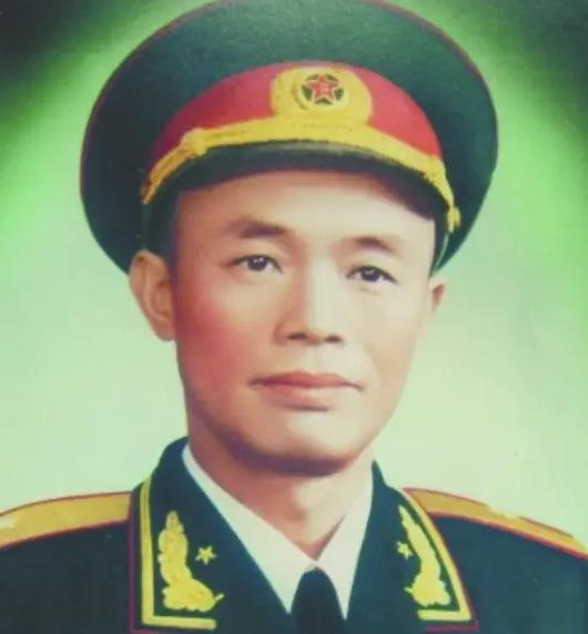 1984年，开国少将钟伟病重，黄克诚去医院看望他，问：“你老家没什么人了吧”。钟