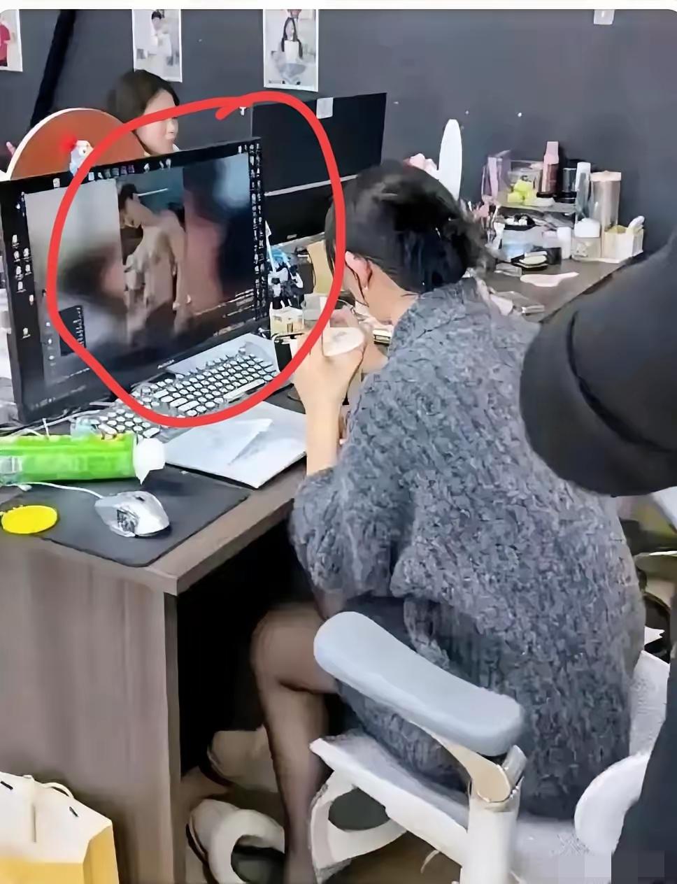 意外拍摄美女在办公室电脑上竟然看起了有“色”电影，完全没察觉到后面有人，这胆子