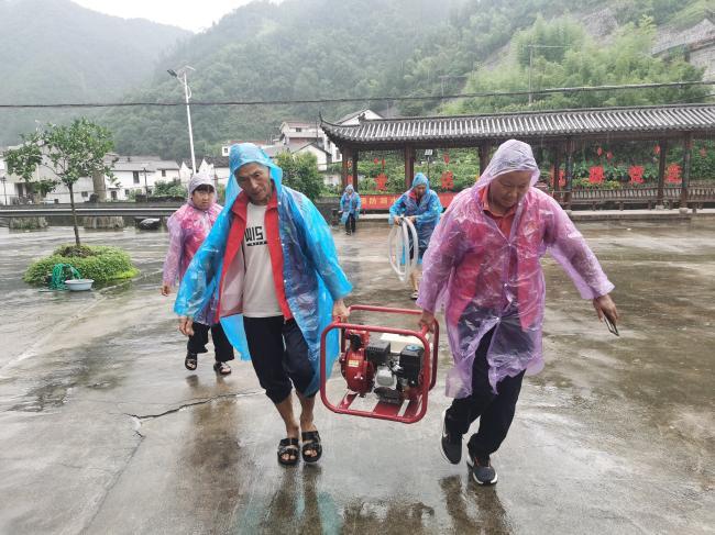 8月15日气象部门更新降雨预报，本轮强降雨带开始向东移动收缩，浙江中东部、福建北