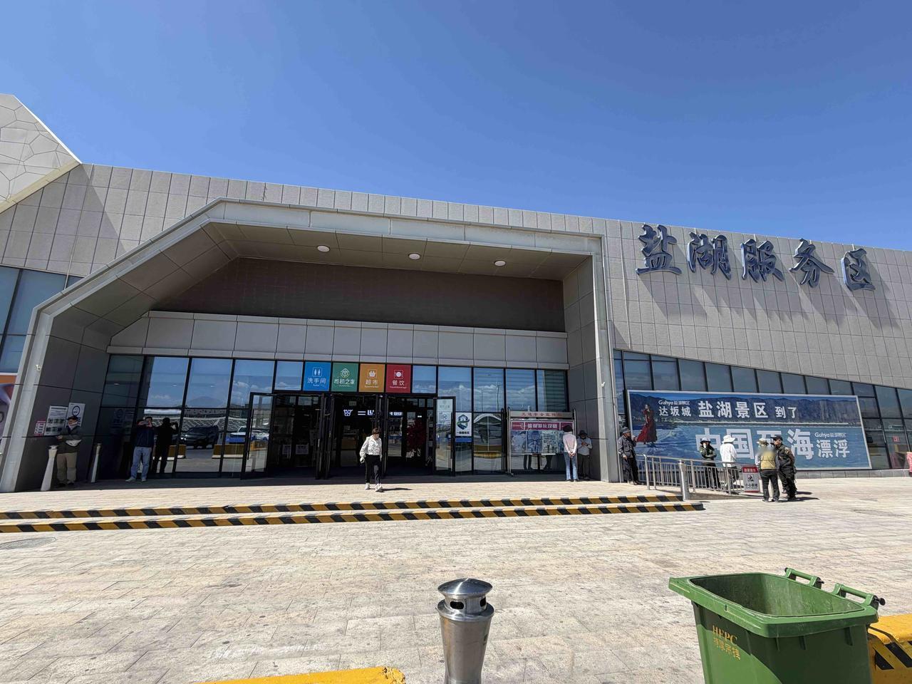 今天上午，我们西安新疆旅游团，乘车从乌鲁木齐，赶往吐鲁番游玩；中午时分，经过达板