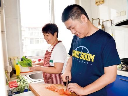 🐰1998年，河北1男子，婚后不想工作，请求妻子供他读硕博。没想到，