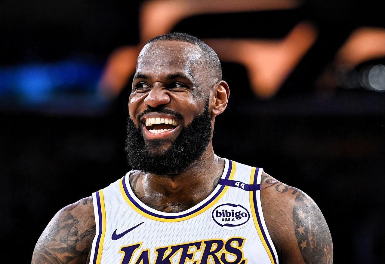 詹姆斯才是大多数新秀心中的GOAT！近日，鹈鹕新秀德里克-奎因接受媒体采访，谈