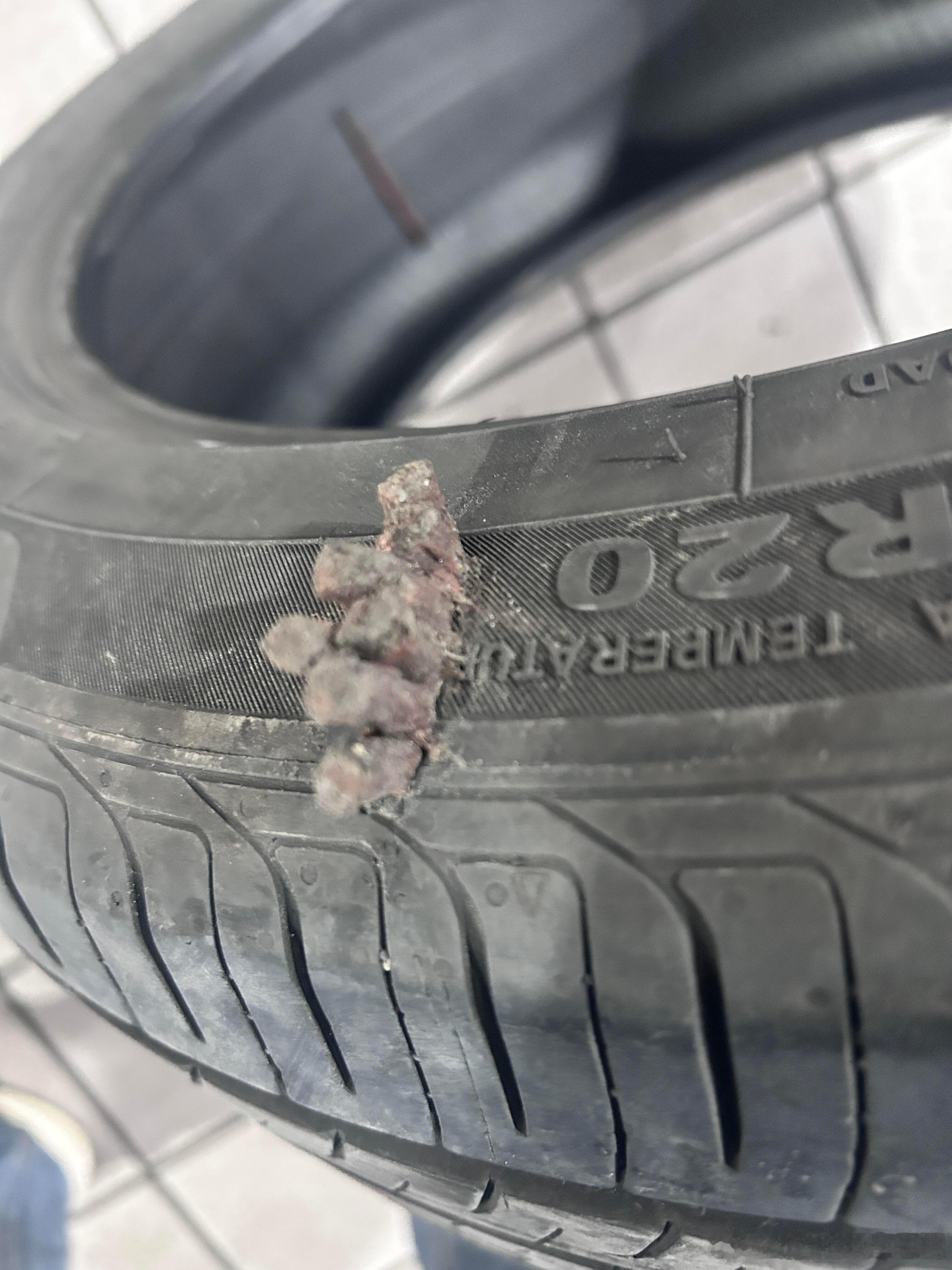 老师傅补的胎真神奇国道上路上突然爆胎，差不多十秒钟，胎压就到0了。正好路边有个给