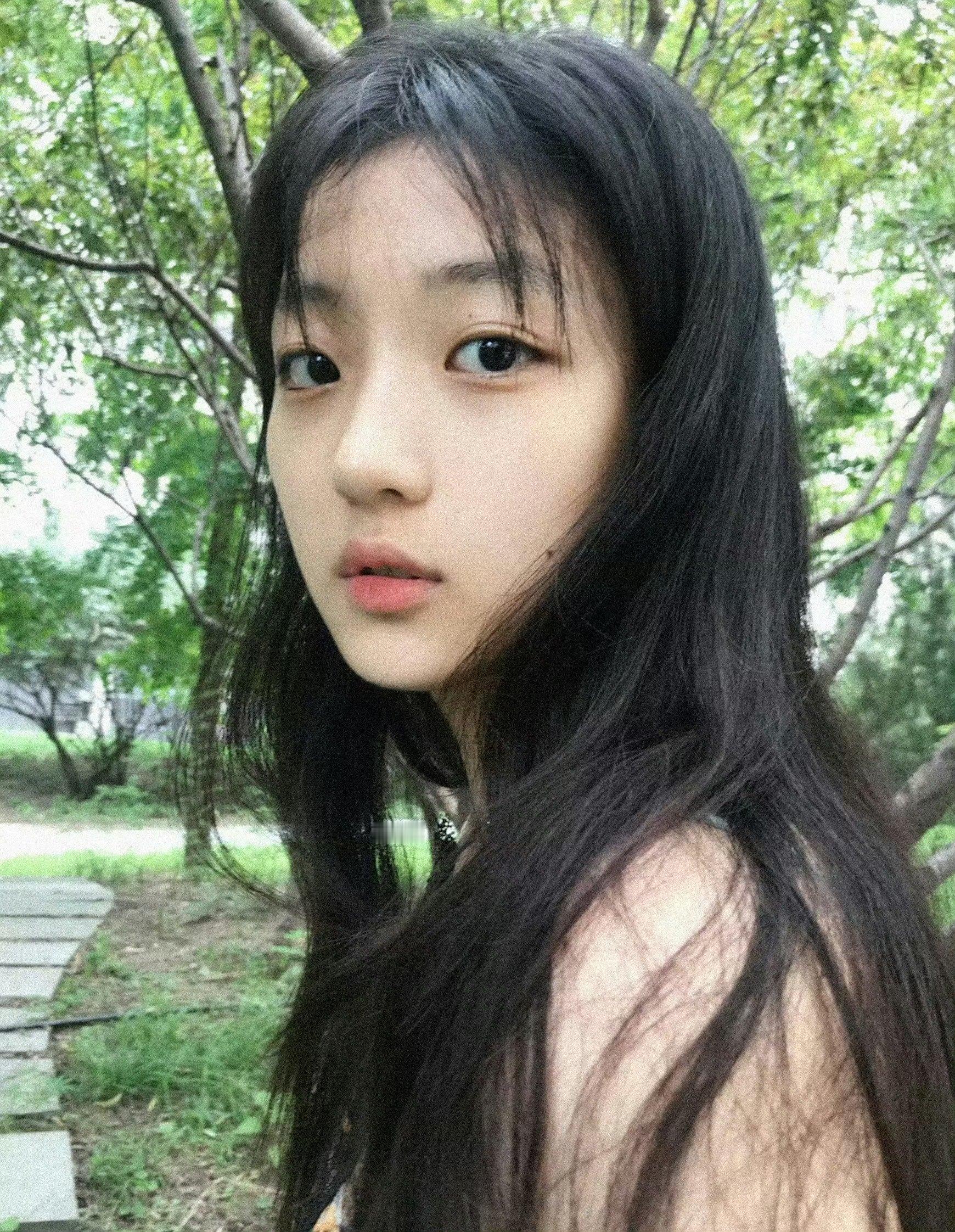 8年前的孙千8年前的孙千，才21岁，果然是嫩的出水，清纯的要命，漂亮得不要不要