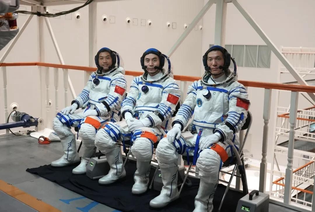 11月1日，据央视早间新闻！神舟21号于10月31日11时44分在酒泉航天发射场