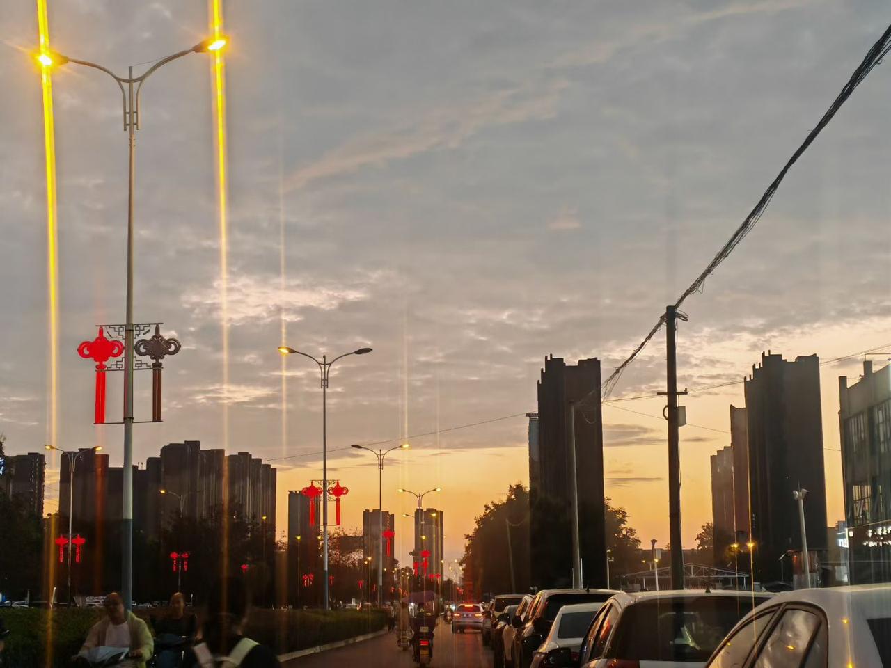 老同学毕业后在县城当老师，说比在乡镇当公务员的同学爽多了同学说，前两天见了当年